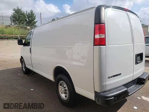 2022 Chevrolet Express Cargo z VIN 1GCWGAFP2N1259705, wystawiony jako IAAI lot #42558312 z przebiegiem 64 969 mil mil oraz . Historia ofert i sprzedaży dostępna na DreamBid. Obrazek 3.