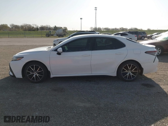 2022 Toyota Camry SE z VIN 4T1G11AK8NU644181, wystawiony jako IAAI lot #41979152 z przebiegiem 30 384 mil mil oraz . Historia ofert i sprzedaży dostępna na DreamBid. Obrazek 14.