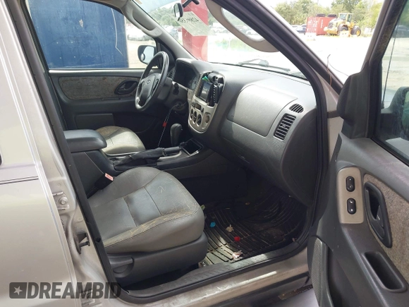 2006 Ford Escape XLT z VIN 1FMYU03106KD36056, wystawiony jako IAAI lot #42806356 z przebiegiem 175 183 mil mil oraz . Historia ofert i sprzedaży dostępna na DreamBid. Obrazek 5.
