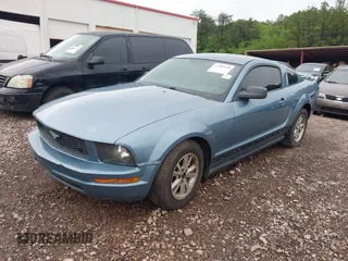 2006 Ford Mustang Standard with VIN 1ZVFT80N965128130, listed as a IAAI auction lot 41985938 with 203,035 mi miles. Bid and sale history available at carsss.com. Image 2.
