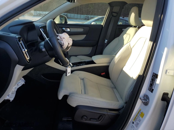 2023 Volvo XC40 Plus Bright Theme with VIN YV4L12UE1P2051871, listed as a Copart auction lot 81667774 with 13,730 mi miles and Salvage Title. Bid and sale history available at carsss.com. Image 7.