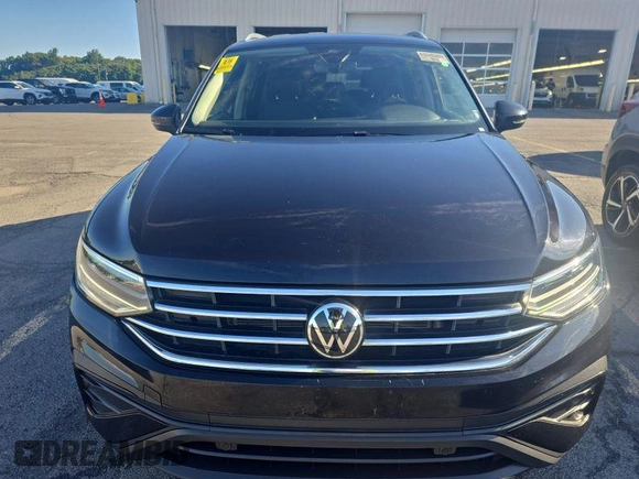 2024 Volkswagen Tiguan SE with VIN 3VV3B7AXXRM097540, listed as a IAAI auction lot 42809080 with 25,390 mi miles and . Bid and sale history available at DreamBid. Image 9.