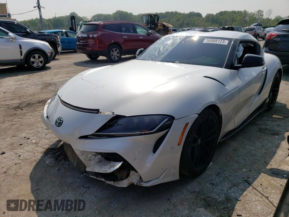 2022 Toyota Supra 3.0 z VIN WZ1DB0C0XNW049560, wystawiony jako Copart lot #56988123 z przebiegiem Nie podano mil oraz . Historia ofert i sprzedaży dostępna na DreamBid. Obrazek 1.