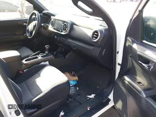 2023 Toyota Tacoma SR5 z VIN 3TMAZ5CNXPM208862, wystawiony jako IAAI lot #42206860 z przebiegiem 11 354 mil mil oraz . Historia ofert i sprzedaży dostępna na DreamBid. Obrazek 5.