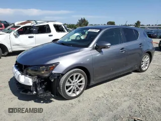 2013 Lexus CT 200h z VIN JTHKD5BH2D2133963, wystawiony jako Copart lot #58801345 z przebiegiem 62 471 mil mil oraz Szkody całkowita. Historia ofert i sprzedaży dostępna na DreamBid. Obrazek 1.