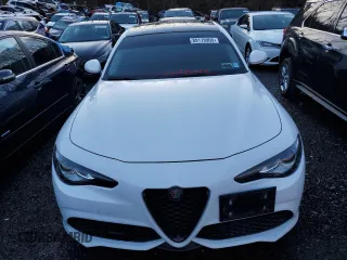 2019 Alfa Romeo Giulia Ti z VIN ZARFANBN0K7608050, wystawiony jako Copart lot #89119965 z przebiegiem 80 559 mil mil oraz Szkoda całkowita • Salvage title. Historia ofert i sprzedaży dostępna na DreamBid. Obrazek 5.
