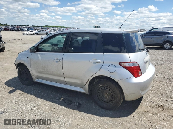 2006 Scion xA z VIN JTKKT624960165579, wystawiony jako Copart lot #55891475 z przebiegiem 81 165 mil mil oraz Szkoda całkowita • Salvage title. Historia ofert i sprzedaży dostępna na DreamBid. Obrazek 2.