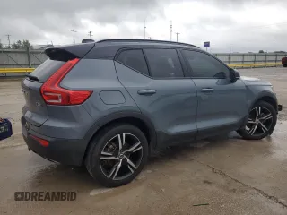 2020 Volvo XC40 R-Design with VIN YV4162UM4L2337658, listed as a Copart auction lot 61304505 with 105,673 mi miles and Salvage title. Bid and sale history available at DreamBid. Image 3.