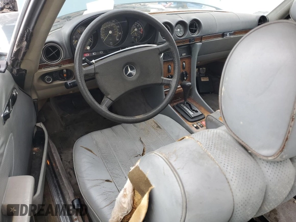 1985 Mercedes-Benz 380 z VIN WDB1070451A014424, wystawiony jako Copart lot #72587724 z przebiegiem 105 926 mil mil oraz Tytuł czysty. Historia ofert i sprzedaży dostępna na DreamBid. Obrazek 8.