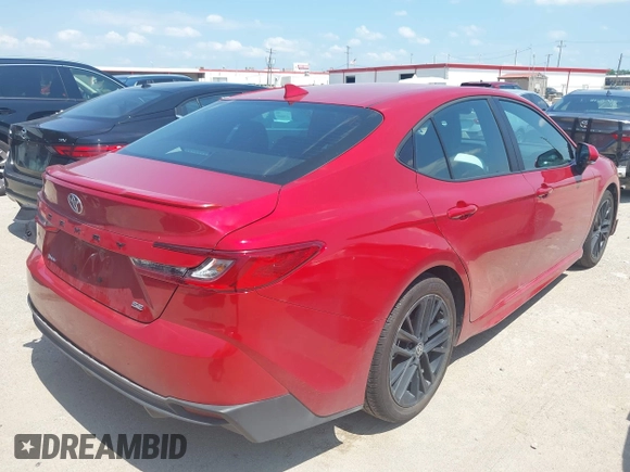 2025 Toyota Camry LE z VIN 4T1DAACK9SU100106, wystawiony jako IAAI lot #42390449 z przebiegiem 8 343 mil mil oraz . Historia ofert i sprzedaży dostępna na DreamBid. Obrazek 4.