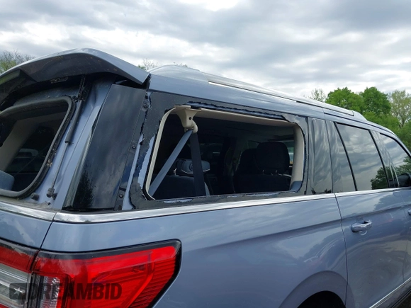 2021 Lincoln Navigator Black Label z VIN 5LMJJ3TT9MEL04485, wystawiony jako IAAI lot #42076087 z przebiegiem 69 704 mil mil oraz . Historia ofert i sprzedaży dostępna na DreamBid. Obrazek 19.