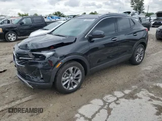 2022 Buick Encore GX Essence z VIN KL4MMFSL1NB028024, wystawiony jako Copart lot #58485555 z przebiegiem 63 923 mil mil oraz Szkoda całkowita • Salvage title. Historia ofert i sprzedaży dostępna na DreamBid. Obrazek 1.