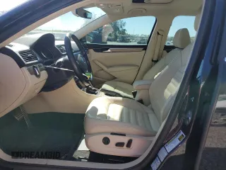 2017 Volkswagen Passat SEL Premium z VIN 1VWCT7A32HC077806, wystawiony jako Copart lot #47272815 z przebiegiem 127 040 mil mil oraz Szkoda całkowita • Salvage title. Historia ofert i sprzedaży dostępna na DreamBid. Obrazek 7.