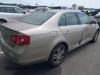 2006 Volkswagen Jetta 2.5L z VIN 3VWSF71K76M750076, wystawiony jako IAAI lot #42769137 z przebiegiem 99 114 mil mil oraz . Historia ofert i sprzedaży dostępna na DreamBid. Obrazek 4.