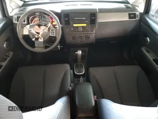 2007 Nissan Versa S z VIN 3N1BC13E37L417125, wystawiony jako Copart lot #57256915 z przebiegiem 131 961 mil mil oraz Szkoda całkowita • Salvage title. Historia ofert i sprzedaży dostępna na DreamBid. Obrazek 8.