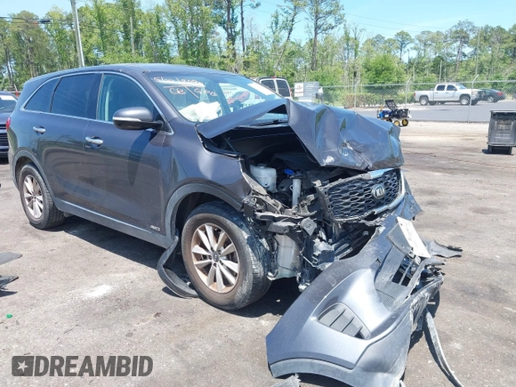 2019 Kia Sorento LX z VIN 5XYPGDA59KG448942, wystawiony jako IAAI lot #42333673 z przebiegiem 172 581 mil mil oraz . Historia ofert i sprzedaży dostępna na DreamBid. Obrazek 1.