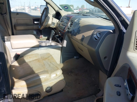 2006 Ford F-150 XLT z VIN 1FTPW14V56KD51329, wystawiony jako IAAI lot #42258454 z przebiegiem 266 152 mil mil oraz . Historia ofert i sprzedaży dostępna na DreamBid. Obrazek 5.