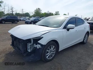 2018 Mazda 3 Sport z VIN 3MZBN1U7XJM197018, wystawiony jako IAAI lot #42229988 z przebiegiem 82 555 mil mil oraz . Historia ofert i sprzedaży dostępna na DreamBid. Obrazek 2.