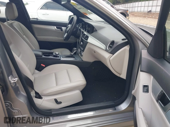 2014 Mercedes-Benz C 250 Sport z VIN WDDGF4HB6EA942040, wystawiony jako IAAI lot #42290082 z przebiegiem 91 327 mil mil oraz . Historia ofert i sprzedaży dostępna na DreamBid. Obrazek 5.