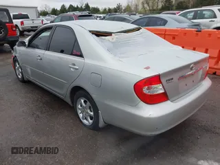 2002 Toyota Camry LE z VIN 4T1BE32K92U102107, wystawiony jako IAAI lot #41956837 z przebiegiem 239 106 mil mil oraz . Historia ofert i sprzedaży dostępna na DreamBid. Obrazek 3.