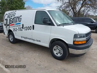 2021 Chevrolet Express Cargo z VIN 1GCWGAF75M1194461, wystawiony jako IAAI lot #42122648 z przebiegiem 64 047 mil mil oraz . Historia ofert i sprzedaży dostępna na DreamBid. Obrazek 1.