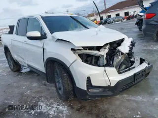 2023 Honda Ridgeline RTL z VIN 5FPYK3F50PB041149, wystawiony jako IAAI lot #41578600 z przebiegiem 16 000 mil mil oraz . Historia ofert i sprzedaży dostępna na DreamBid. Obrazek 1.