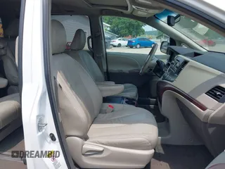 2011 Toyota Sienna XLE AAS z VIN 5TDYK3DC9BS039639, wystawiony jako IAAI lot #42440354 z przebiegiem 291 565 mil mil oraz . Historia ofert i sprzedaży dostępna na DreamBid. Obrazek 5.