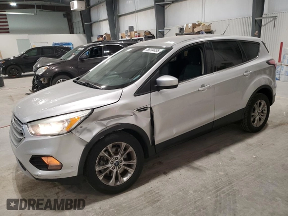 2017 Ford Escape SE z VIN 1FMCU9G90HUA69507, wystawiony jako Copart lot #56594435 z przebiegiem 102 261 mil mil oraz Szkoda całkowita • Salvage title. Historia ofert i sprzedaży dostępna na DreamBid. Obrazek 1.