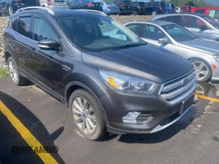 2018 Ford Escape Titanium z VIN 1FMCU9J96JUC24544, wystawiony jako Copart lot #65457135 z przebiegiem 132 664 mil mil oraz Czysty tytuł • Clean title. Historia ofert i sprzedaży dostępna na DreamBid. Obrazek 1.