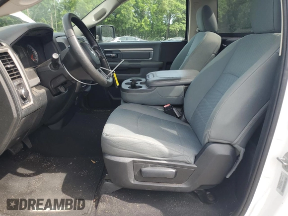 2015 Ram 1500 Express z VIN 3C6JR6AG7FG569786, wystawiony jako Copart lot #56366865 z przebiegiem Nie podano mil oraz Czysty tytuł • Clean title. Historia ofert i sprzedaży dostępna na DreamBid. Obrazek 7.