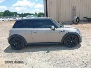 2012 MINI Hardtop z VIN WMWSU3C55CT369622, wystawiony jako IAAI lot #42458180 z przebiegiem 141 444 mil mil oraz . Historia ofert i sprzedaży dostępna na DreamBid. Obrazek 13.