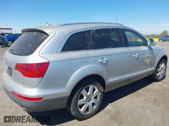 2007 Audi Q7 z VIN WA1AV74L67D046982, wystawiony jako IAAI lot #40306587 z przebiegiem 112 640 mil mil oraz . Historia ofert i sprzedaży dostępna na DreamBid. Obrazek 4.