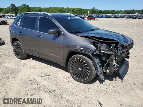 2017 Jeep Cherokee Latitude z VIN 1C4PJLCB8HW640881, wystawiony jako Copart lot #57718415 z przebiegiem 185 761 mil mil oraz Szkoda całkowita • Salvage title. Historia ofert i sprzedaży dostępna na DreamBid. Obrazek 4.