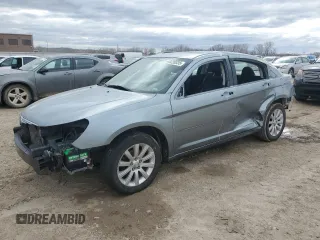 2010 Chrysler Sebring Limited z VIN 1C3CC5FD3AN190722, wystawiony jako Copart lot #48220335 z przebiegiem 201 993 mil mil oraz Szkody całkowita. Historia ofert i sprzedaży dostępna na DreamBid. Obrazek 1.