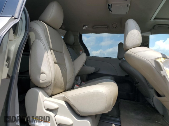 2017 Toyota Sienna XLE Auto Access Seat z VIN 5TDYZ3DC3HS864516, wystawiony jako Copart lot #61470965 z przebiegiem 110 596 mil mil oraz Szkoda całkowita • Salvage title. Historia ofert i sprzedaży dostępna na DreamBid. Obrazek 11.