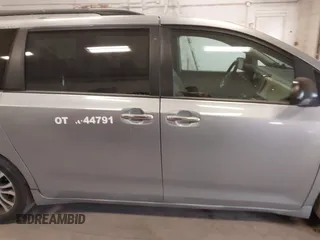 2018 Toyota Sienna XLE Auto Access Seat with VIN 5TDYZ3DC7JS916106, listed as a IAAI auction lot 42054782 with 274,474 mi miles. Bid and sale history available at carsss.com. Image 13.