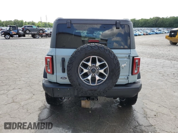 2023 Ford Bronco z VIN 1FMEE5DP8PLB29801, wystawiony jako Copart lot #55086715 z przebiegiem 14 826 mil mil oraz Szkoda całkowita • Salvage title. Historia ofert i sprzedaży dostępna na DreamBid. Obrazek 6.