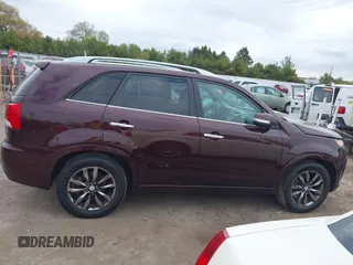 2013 Kia Sorento SX z VIN 5XYKW4A2XDG311577, wystawiony jako IAAI lot #42210698 z przebiegiem 152 599 mil mil oraz . Historia ofert i sprzedaży dostępna na DreamBid. Obrazek 13.