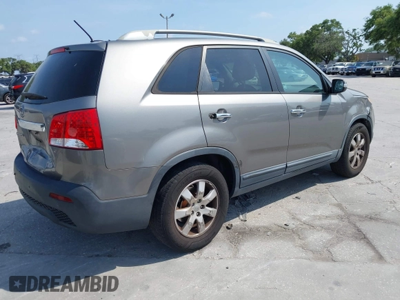 2012 Kia Sorento LX z VIN 5XYKT3A69CG214682, wystawiony jako IAAI lot #42243166 z przebiegiem 125 323 mil mil oraz . Historia ofert i sprzedaży dostępna na DreamBid. Obrazek 4.
