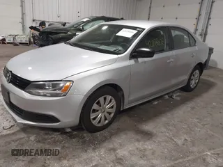 2014 Volkswagen Jetta S z VIN 3VW2K7AJXEM208116, wystawiony jako IAAI lot #42076606 z przebiegiem 118 917 mil mil oraz . Historia ofert i sprzedaży dostępna na DreamBid. Obrazek 2.