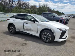 2023 Lexus RZ 450e Premium z VIN JTJAAAAB1PA005944, wystawiony jako Copart lot #59997874 z przebiegiem 7267 mil mil oraz Szkody całkowita. Historia ofert i sprzedaży dostępna na DreamBid. Obrazek 4.