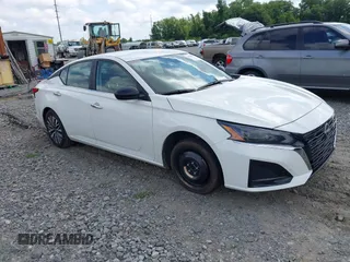 2025 Nissan Altima SV z VIN 1N4BL4DV9SN375975, wystawiony jako IAAI lot #42498722 z przebiegiem 9 651 mil mil oraz . Historia ofert i sprzedaży dostępna na DreamBid. Obrazek 1.