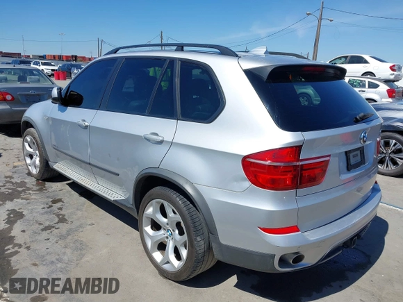 2012 BMW X5 35d z VIN 5UXZW0C5XCL665504, wystawiony jako IAAI lot #41835285 z przebiegiem 134 245 mil mil oraz . Historia ofert i sprzedaży dostępna na DreamBid. Obrazek 3.