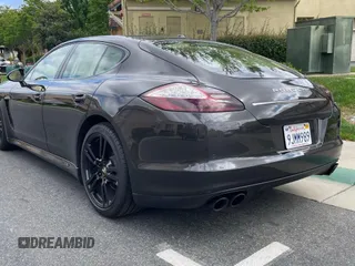 2010 Porsche Panamera S z VIN WP0AB2A78AL063420, wystawiony jako Copart lot #57913815 z przebiegiem 113 506 mil mil oraz Tytuł czysty. Historia ofert i sprzedaży dostępna na DreamBid. Obrazek 3.