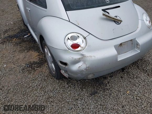 2001 Volkswagen Beetle GLX z VIN 3VWDD21C61M420884, wystawiony jako IAAI lot #40501130 z przebiegiem 179 868 mil mil oraz . Historia ofert i sprzedaży dostępna na DreamBid. Obrazek 6.