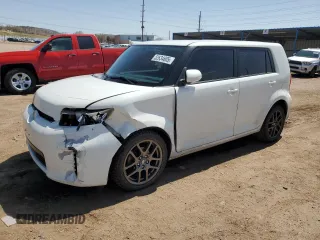 2014 Scion xB z VIN JTLZE4FE3EJ059746, wystawiony jako Copart lot #52634605 z przebiegiem 181 787 mil mil oraz Szkody całkowita. Historia ofert i sprzedaży dostępna na DreamBid. Obrazek 1.