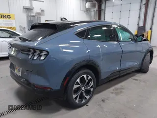 2023 Ford Mustang Mach-E Premium z VIN 3FMTK3SU7PMA77881, wystawiony jako IAAI lot #42277009 z przebiegiem Nie podano mil oraz . Historia ofert i sprzedaży dostępna na DreamBid. Obrazek 4.