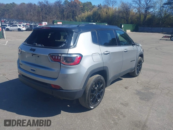 2022 Jeep Compass Latitude z VIN 3C4NJDBB4NT197015, wystawiony jako IAAI lot #42074901 z przebiegiem 61 498 mil mil oraz . Historia ofert i sprzedaży dostępna na DreamBid. Obrazek 4.