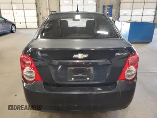2013 Chevrolet Sonic LS z VIN 1G1JA5SH5D4169083, wystawiony jako Copart lot #55703555 z przebiegiem Nie podano mil oraz Czysty tytuł • Clean title. Historia ofert i sprzedaży dostępna na DreamBid. Obrazek 6.