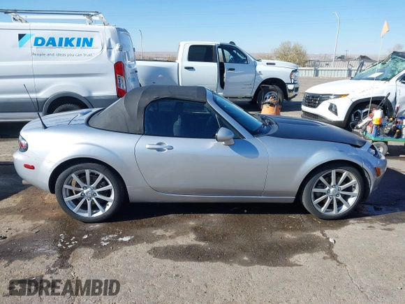 2007 Mazda MX-5 Miata Sport z VIN JM1NC25F170126965, wystawiony jako IAAI lot #41003125 z przebiegiem 99 338 mil mil oraz . Historia ofert i sprzedaży dostępna na DreamBid. Obrazek 13.